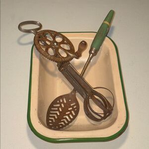 Vintage Primitive green Enamelware Vignette